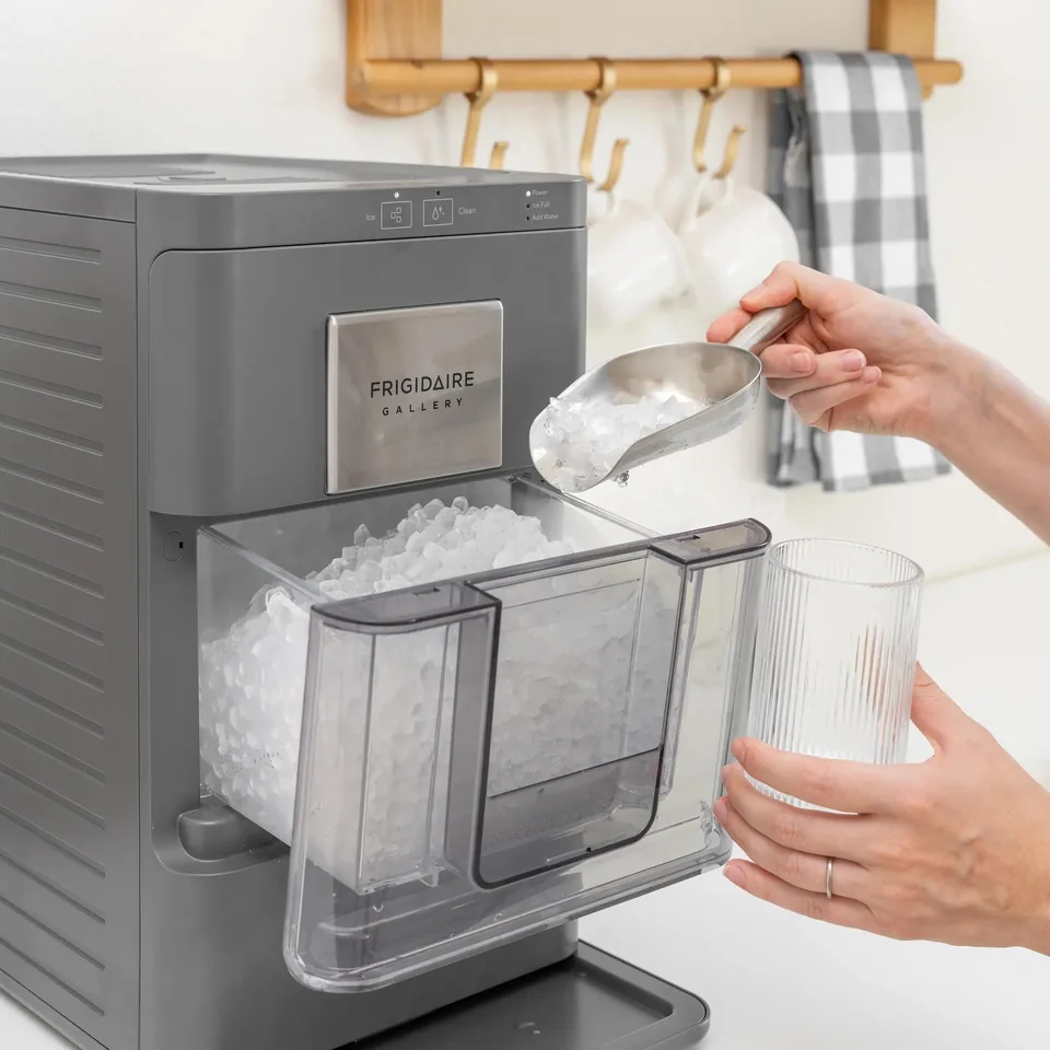 Frigidaire Gallery EFIC255 Countertop Nugget Ice Maker, photo 2 of 2